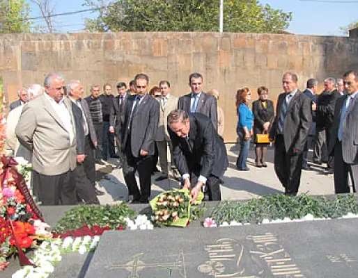 «Վազգենից դժգոհ էին, բա Դեմիրճյանին ինչի՞». Ընդդիմությունը հարգեց հոկտեմբերի 27-ի զոհերի հիշատակը