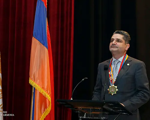 Տիգրան Սարգսյանը խորհրդի նախագահ ընտրվեց Անահիտ Բախշյանի հետ պայքարում