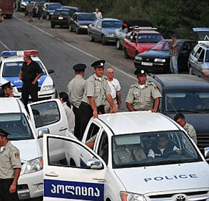 Грузинского полицейского уволили за нарушение