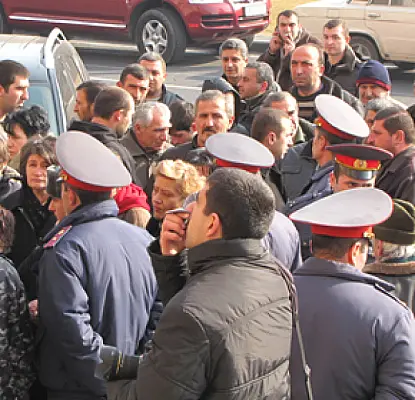 'Go Away': Officers Shoo Media as Yerevan Street Traders Continue to Protest