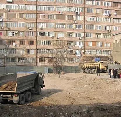 Yerevan Residents Block Construction of High-Rise Building in their Yard