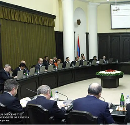 Правительство Армении решило помочь «неимущим» владельцам авто