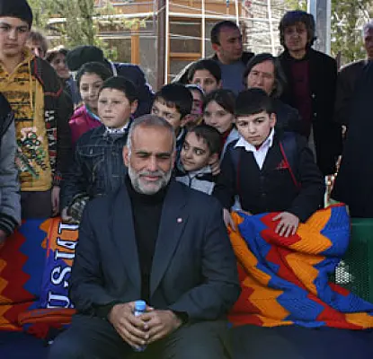 Students Urge Hovannisian to End Hunger Strike, But Continue his Activities