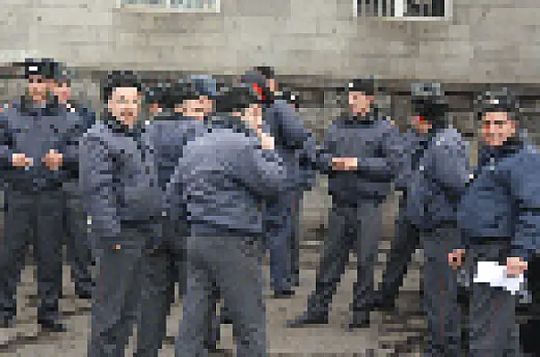 В день митинга в Ереване можно было видеть бронетехнику 