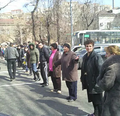 Issue Resolved? Human Chain of Mainly Women and Children Block Major Yerevan Thoroughfare