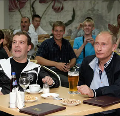 Putin, Medvedev Rapidly Losing Public's Trust