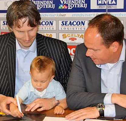 1.5 Year Old Toddler Signs 10 Year Deal with Dutch Club (VIDEO)