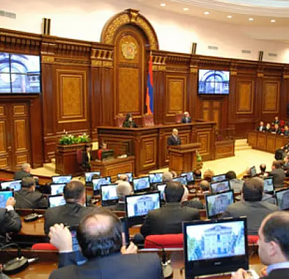«Ես ուղղակի օգնել եմ». ՀՀԿ-ական պատգամավորը ԱԺ-ում քվեարկում է ուրիշի փոխարեն