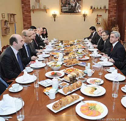 Սերժ Սարգսյանը նախաճաշել է ԻՏՁՄ անդամների հետ