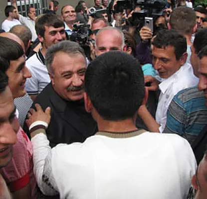 PHOTOS: Sasun Mikaelyan Greets Supporters Upon his Release