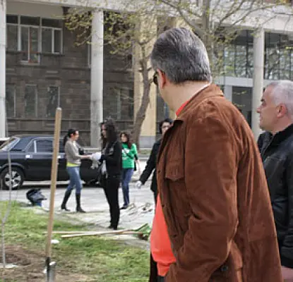 Yerevan Mayor Promises Digital Cameras to Residents Who Film Acts of Pollution