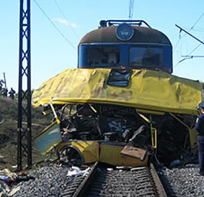 Поезд врезался в свадебный автобус: 32 человека погибли