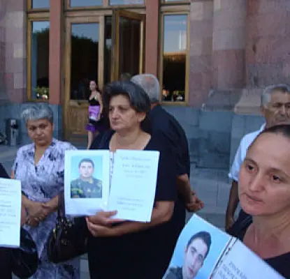 Мать солдата, «убитого офицером из-за 2 литров водки и $100», поговорила с министром обороны