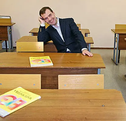 Медведев предложит крупным бизнесменам преподавать в школах