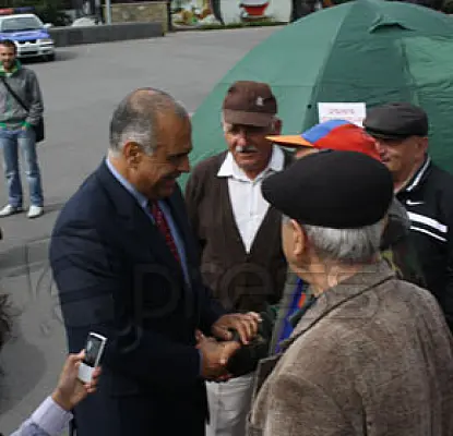 PHOTOS: Raffi Hovannisian Speaks with Levon Ter-Petrossian in Liberty Square