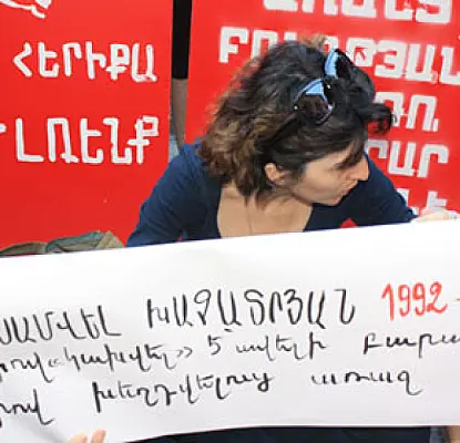 VIDEO: Protests Outside Armenia Government Building and Yerevan Police Station