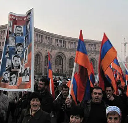 Оппозиция пообещала Армении демократию к февралю. Полиция просила не ругаться