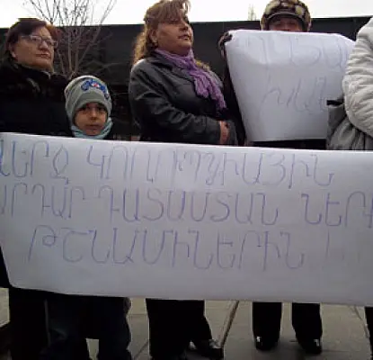 Armenia Defense Minister Seyran Ohanyan Promises to Intervene in Case of Deceived Homeowners