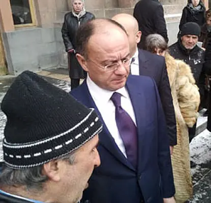 Armenia's Defense Minister Promises to 'See What He Can Do' in Case of Killed Solder Moved to Idjevan