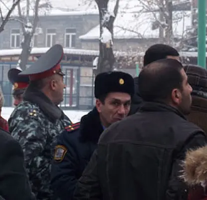 Активисты разбили первую палатку в Ереване. Их оцепила полиция