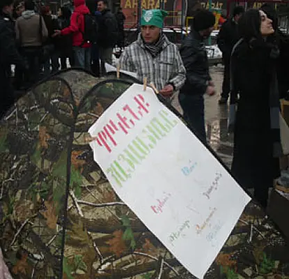 В центре Еревана ждут наемных министров. Полиция угрожает разгоном