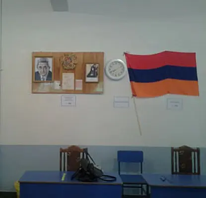 Քվեախցիկներ` պատուհանների դիմաց, և «Առաջ Հայաստան»` քվեարկության սենյակում. խախտումներ