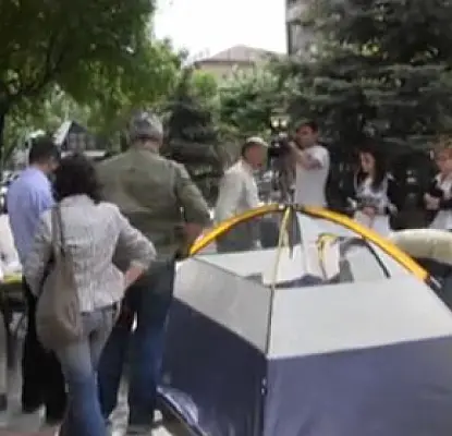 Полиция отобрала палатку у голодающего перед зданием ЦИК (ВИДЕО)