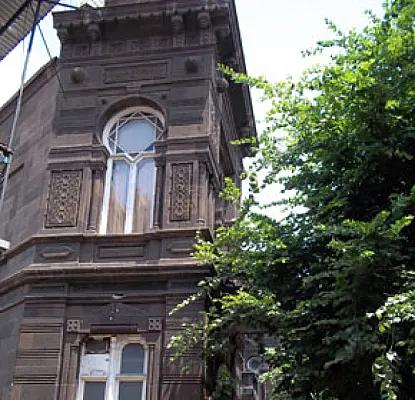 Կառուցապատողը ժամկետից շուտ է քանդել ԱՕՔՍ-ի շենքը. շինարարությունը պետք է դադարեցվի