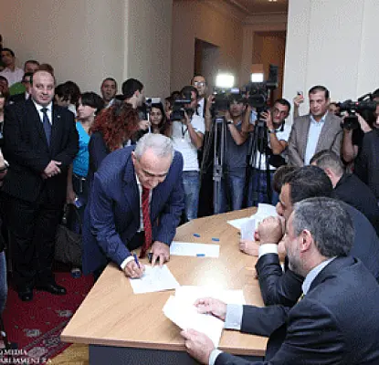 «ՀՀԿ-ին վայել չէր». Սահակյանը տեղյակ է, թե ովքեր են Օսկանյանի միջնորդությանը դեմ քվեարկել