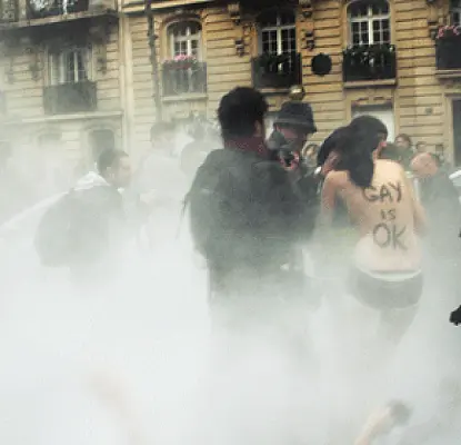 Французские католики атаковали активисток движения FEMEN (ВИДЕО)