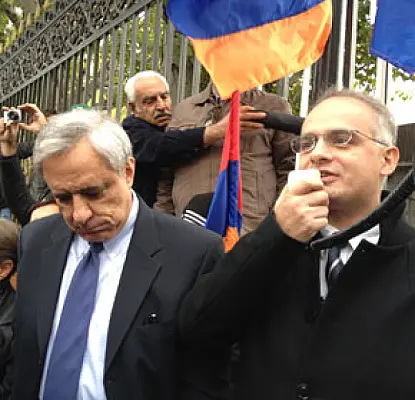 «Единый кандидат, почему бы и нет?». Митинг у парламента Армении (ВИДЕО, ФОТО)