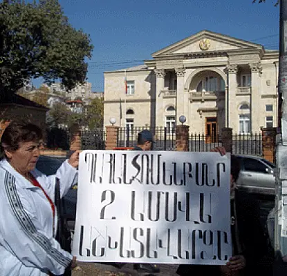 Ով է վճարելու հավաքարարների պարտքերը. կանայք հասել են նախագահական (ՖՈՏՈ)