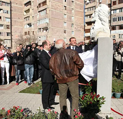 Ավանում բացվել է Սայաթ-Նովայի կիսանդրին