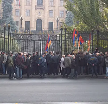 ԱԺ-ի շենքից դուրս՝ բողոքի ակցիա, ներսում՝ քվորում չհավաքվեց (ՖՈՏՈ)