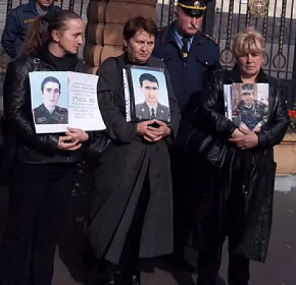 Следователь, обругавший матерей погибших в армии солдат, получил выговор