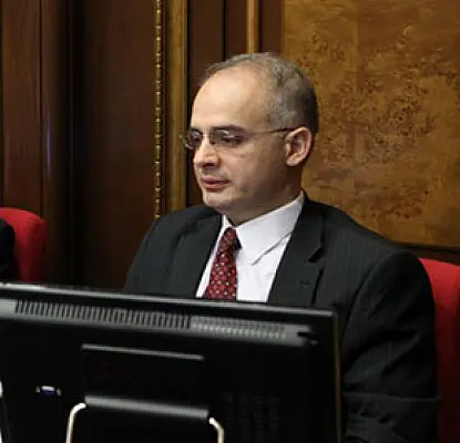 Оппозиция набрала в парламенте необходимое количество голосов для обращения в суд