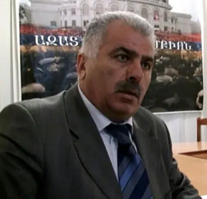 «30 տոկոսն էլ չի ստորագրի». Հակասություններ Պետրոս Մակեյանի ղեկավարած կուսակցությունում