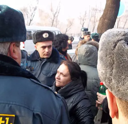 «Пусть сдадут нас Азербайджану». Мать езида Кярама Амояна угрожала поджечь себя