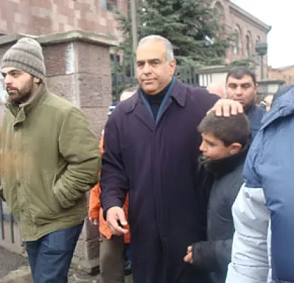 Գյումրիում Րաֆֆի Հովհաննիսյանին ուսերի վրա են բարձրացրել