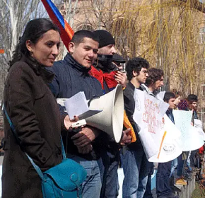 ՎԻԴԵՈ. «Ամոթ, ամոթ». լրագրողին հրում էին, ռեկտորն ասում, որ ուսանողները գործիք են