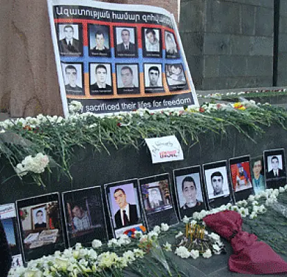 ՖՈՏՈ, ՎԻԴԵՈ – Հարգելով զոհերի հիշատակը, երթ դեպի Մյասնիկյանի արձան