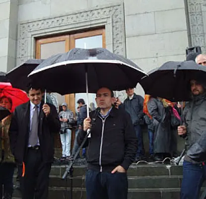 Անձրևը չխանգարեց Ազատության հրապարակում քննարկել ստվերային կառավարության կազմը (ՎԻԴԵՈ, ՖՈՏՈ)