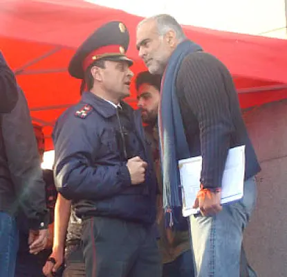 На митинге в Ереване поспорили из-за оранжевой ленты на памятнике