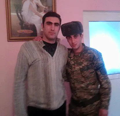 В Ереване пикетируют морг. Отцу солдата стало дурно. Следователь ведет себя по-хамски