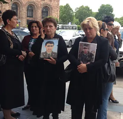 Ситуация в центре Еревана накалена. У премьера требуют ответить за гибель солдат