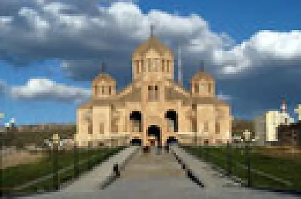 Церковь взимает дань с торговцев в центре Еревана