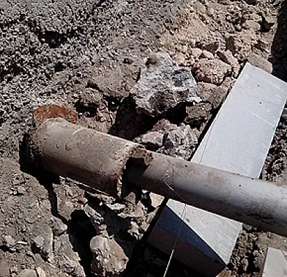 В Ереване от падения столбов пострадали автомобили
