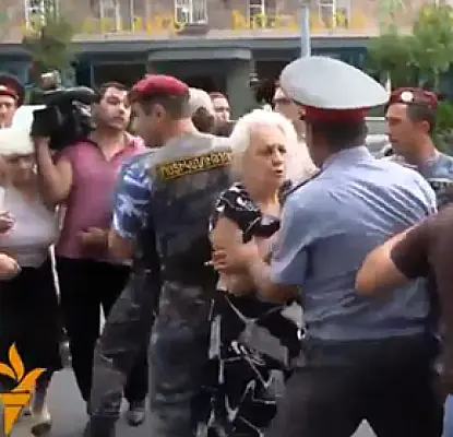 Установлена личность армянского полицейского, повалившего на землю пенсионерку