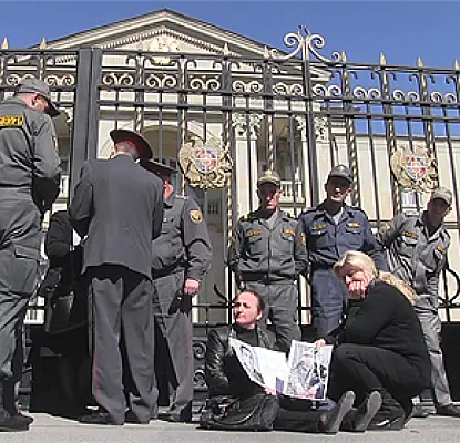 Матерей погибших в армянской армии солдат силой устранили от президентского дворца