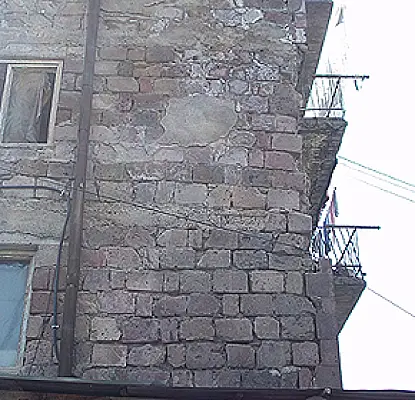 Շենքը փլվում է, բնակիչները դժգոհ են քաղաքապետարանի և քաղշինի վերաբերմունքից